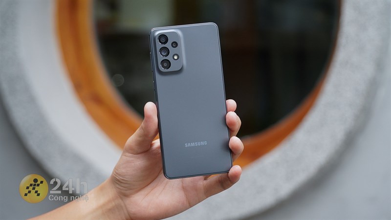 Mặt sau của Galaxy A73 tuy đơn giản nhưng ẩn chứa sự sáng tạo đặc biệt của hãng