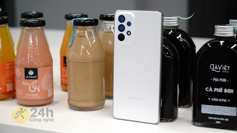 Galaxy A73 là một trong những sản phẩm tầm trung được trang bị chuẩn kháng nước cao nhất