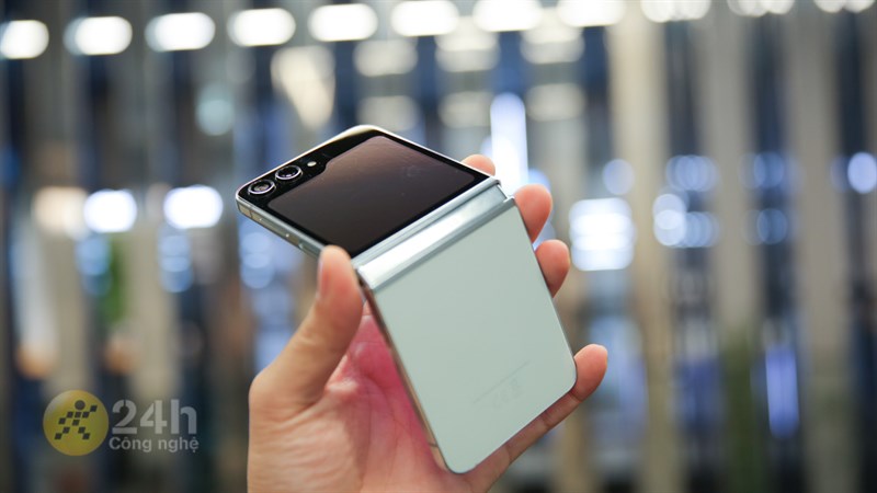 Galaxy Z Flip5 giá bao nhiêu với chip Snapdragon 8 Gen 2 mạnh mẽ, màn phụ khổng lồ? Galaxy Z Flip5 giá bao nhiêu với chip Snapdragon 8 Gen 2 mạnh mẽ, màn phụ khổng lồ?