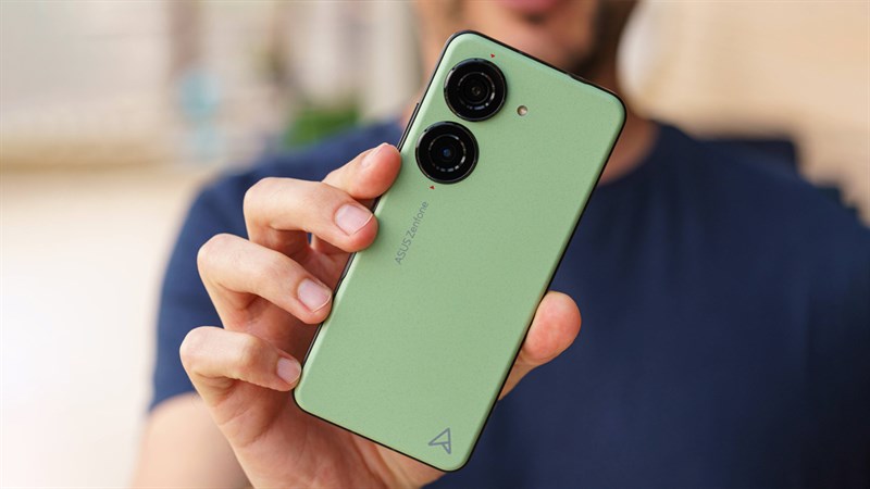 Mặt lưng của ASUS Zenfone 10 được chế tác từ chất liệu giả da giúp cầm nắm thoải mái hơn