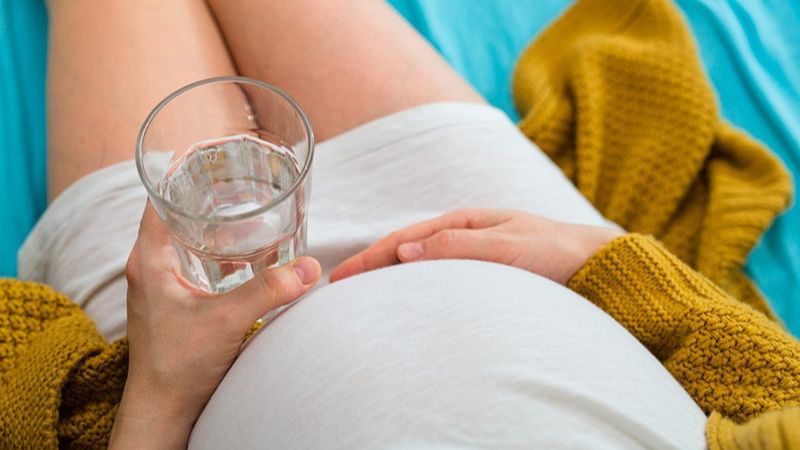 Uống nước đầy đủ cung cấp dưỡng chất và oxy cho thai nhi