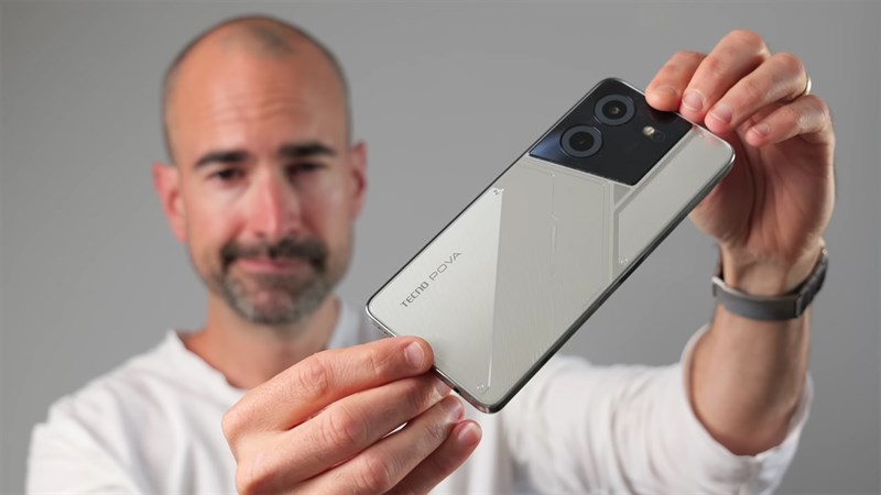 Tecno POVA 5 Free Fire Edition là một chiếc điện thoại có thiết kế độc đáo và thú vị của Tecno
