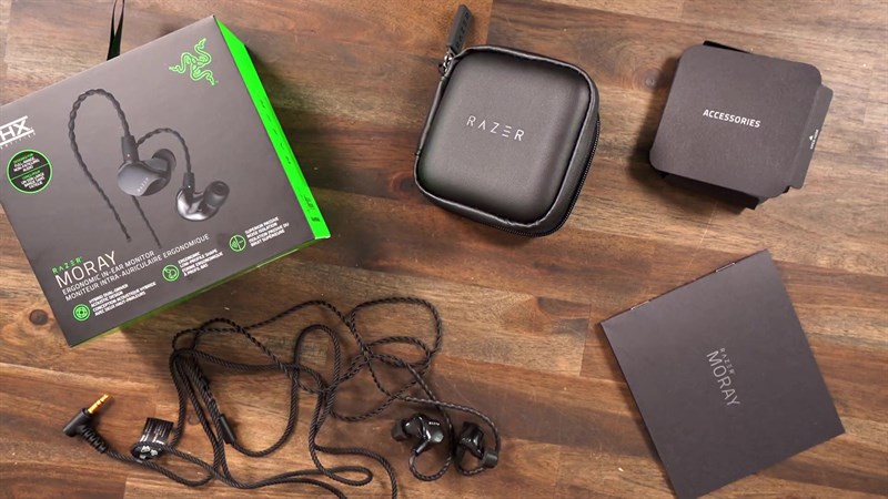 Mở hộp ra bạn sẽ bắt gặp Razer Moray, sách hướng dẫn sử dụng, túi đựng và 5 cặp nút tai thay thế.