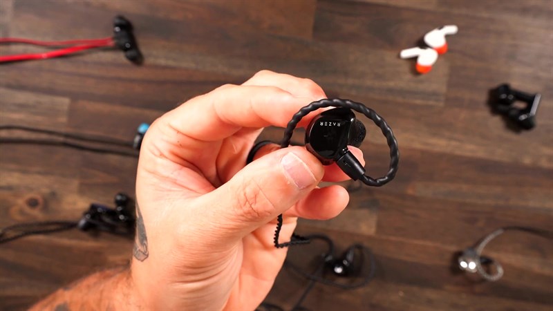 Mặt ngoài của tai nghe được hoàn thiện dạng bóng với logo Razer đẹp mắt.