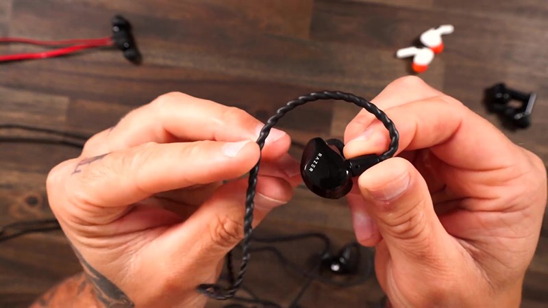 Dây đeo OFC MMCX của Razer Moray có khả năng ghi nhớ hình dạng vành tai khi đeo.