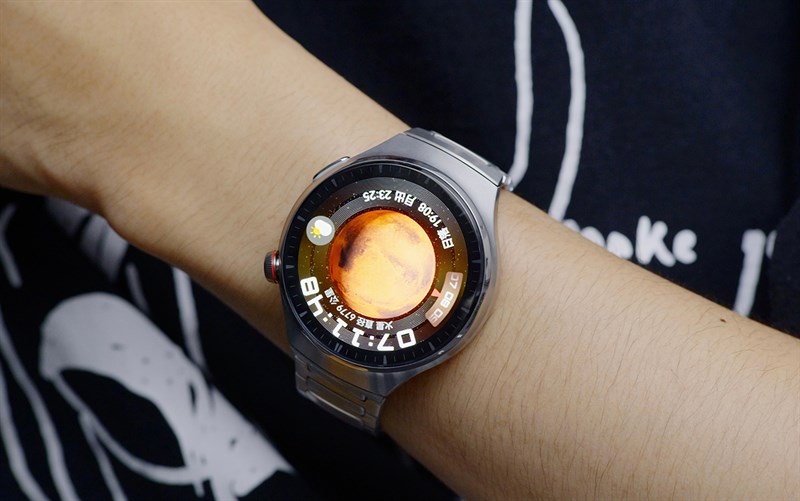 Trải nghiệm đeo Huawei Watch 4 Pro cực kỳ thoải mái