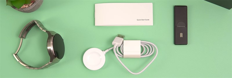 Bên trong hộp đựng Huawei Watch 4 Pro chứa đầy đủ món phụ kiện cần thiết đi kèm