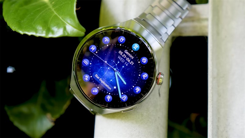 Huawei Watch 4 Pro sở hữu kiểu dáng thiết kế mới liền mạch hơn so với Huawei Watch 3 Pro