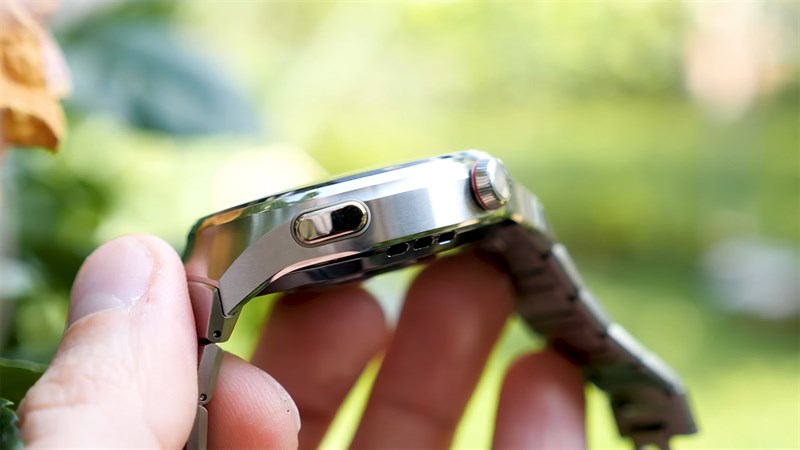 Huawei Watch 4 Pro còn có núm xoay và nút vật lý nằm ở cạnh phải