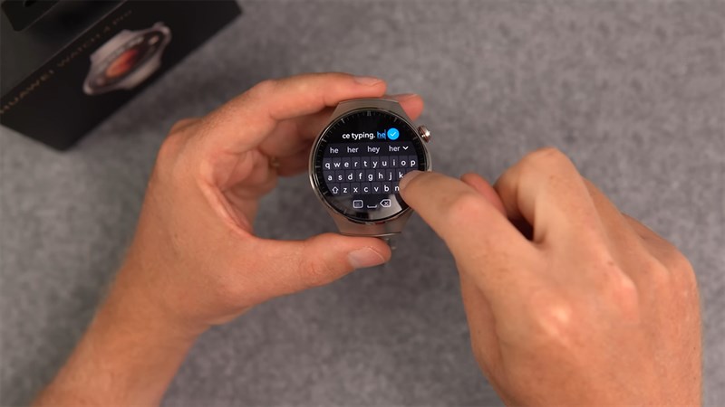 Huawei Watch 4 Pro còn được tích hợp eSIM tiện lợi và có thể nhắn tin trực tiếp trên màn hình