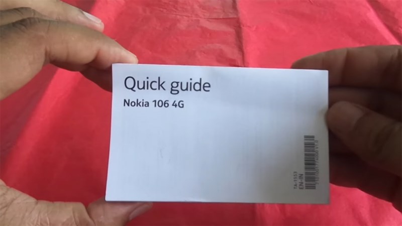 Bên trong hộp dựng Nokia 106 4G chứa sách hướng dẫn sử dụng