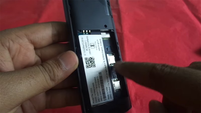 Mặt lưng của Nokia 106 4G hoàn toàn có thể tháo rời