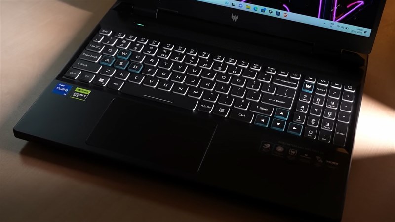 Acer Predator Helios Neo 16 được trang bị bàn phím full size và TouchPad khá lớn