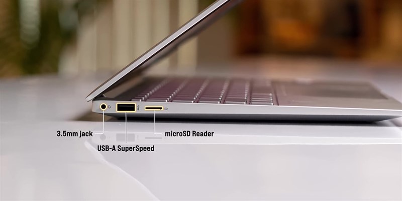 Cạnh trái của HP Pavilion Plus 14.