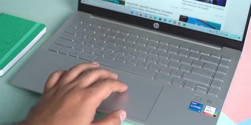 Bàn rê chuột của HP Pavilion Plus 14 cũng có kích thước lớn.