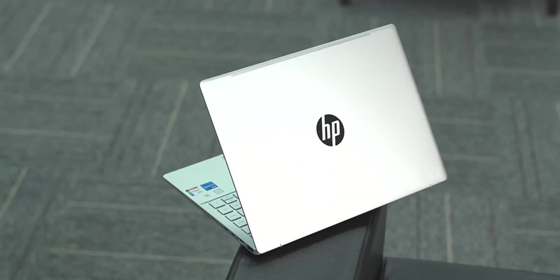 HP Pavilion Plus 14 vẫn sở hữu vẻ ngoài vuông vức, góc cạnh tạo nên cảm giác sắc sảo và thời thượng.