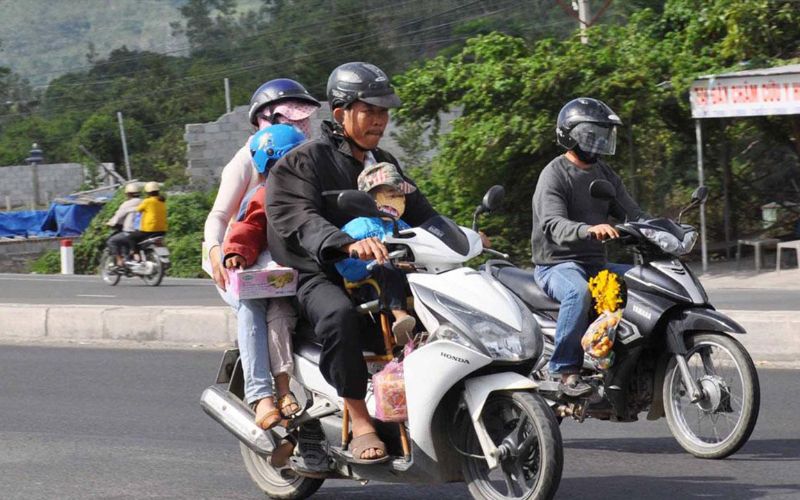 Những lưu ý khi phụ huynh cho trẻ ngồi trước người xe máy