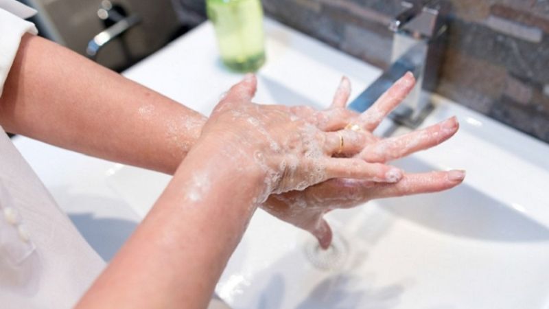 Làm sạch tay trước khi giặt cà vạt