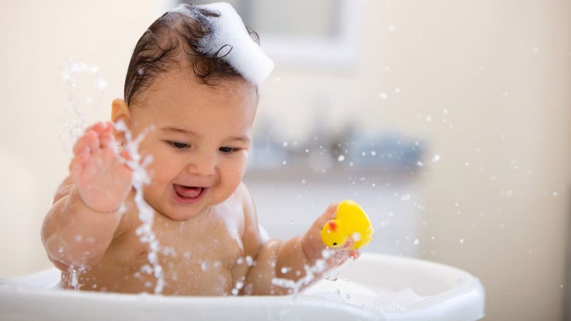 Cho bé té nước và đùa giỡn cùng đồ chơi Cho bé té nước và đùa giỡn cùng đồ chơi
