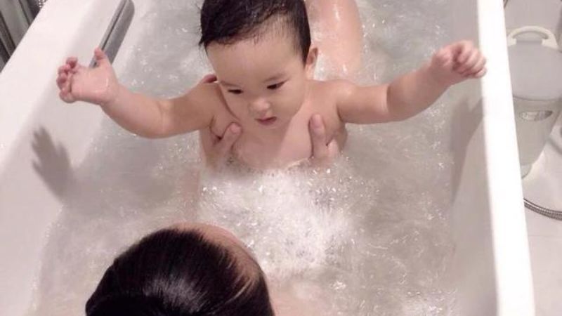 Tắm cùng bé và cho bé ra ngoài trước khi rút nước Tắm cùng bé và cho bé ra ngoài trước khi rút nước