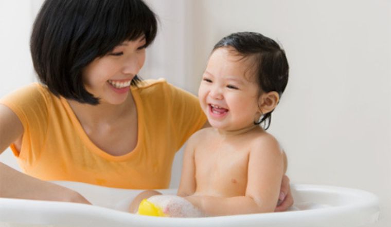 Mách bạn cách tắm cho bé trong bồn tắm lớn an toàn