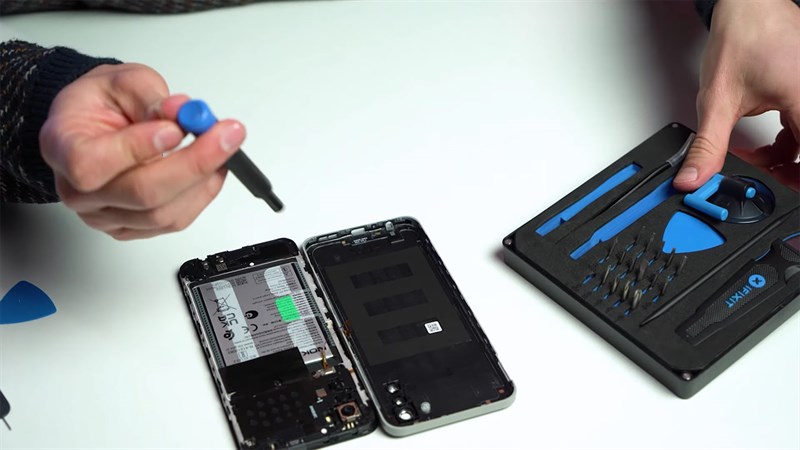 Ngoài những món phụ kiện cần thiết thì người dùng còn có thể mua thêm bộ kit sửa chữa