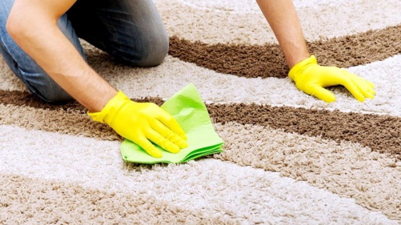 Làm sạch thảm trải sàn bằng giấm