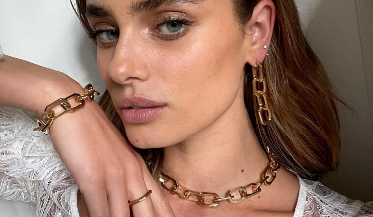 Khám phá các loại mỹ phẩm của 'Thiên thần nội y' Taylor Hill