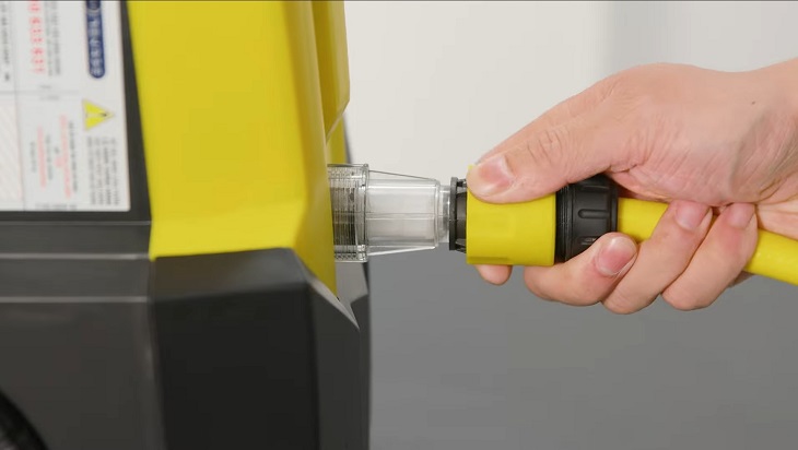 Thao tác gắn đầu ống cấp nước vào đầu lọc