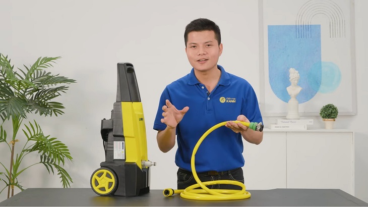 Đầu ống màu xanh gắn trực tiếp vào vòi hoặc xô chậu đựng nước