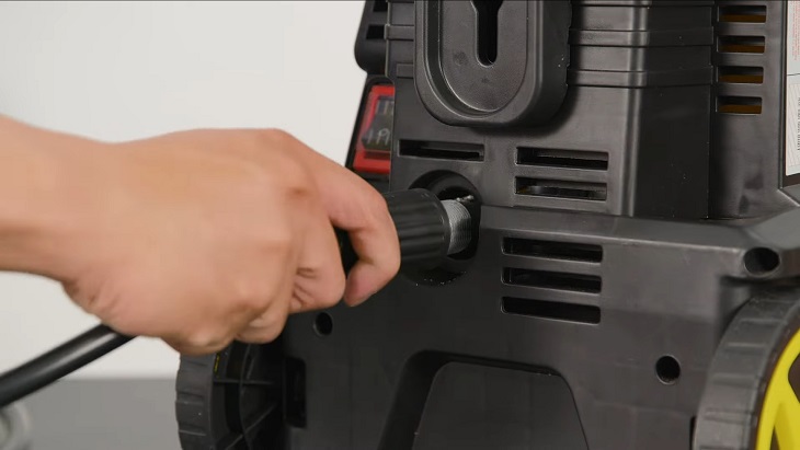 Đầu ống cao áp gắn vào đầu ron thân sau máy