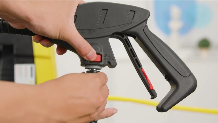 Đầu còn lại của ống cao áp gắn vào súng phun