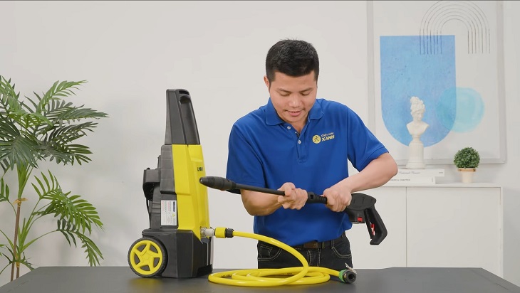 Gắn tiếp ống nối dài vào súng phun, đầu còn lại gắn đầu phun phù hợp