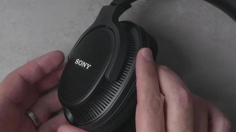 Phần cốc tai của Sony MDR-MV1 cũng sử dụng thiết kế open-back với các khe hở thẳng đứng giúp mang lại chất âm tốt hơn.