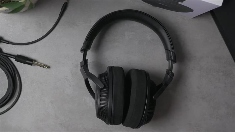 Sony MDR-MV1 hiện đang được bán ra tại thị trường Việt Nam với mức giá là 10.99 triệu đồng.