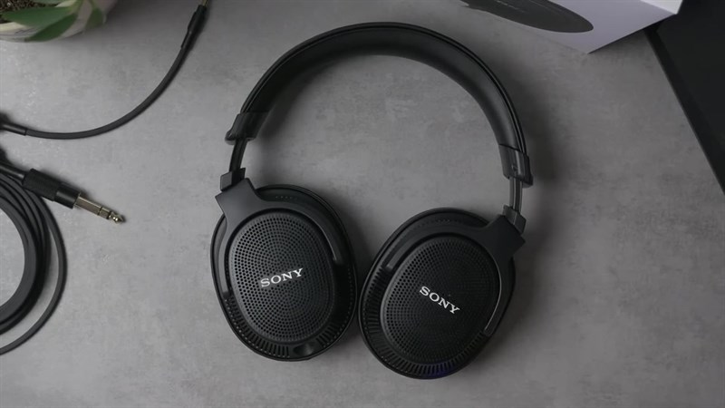  Sony MDR-MV1 là một tai nghe kiểm âm, đây là một công cụ chuyên dụng, dùng để kiểm định âm thanh trong phòng thu và studio.