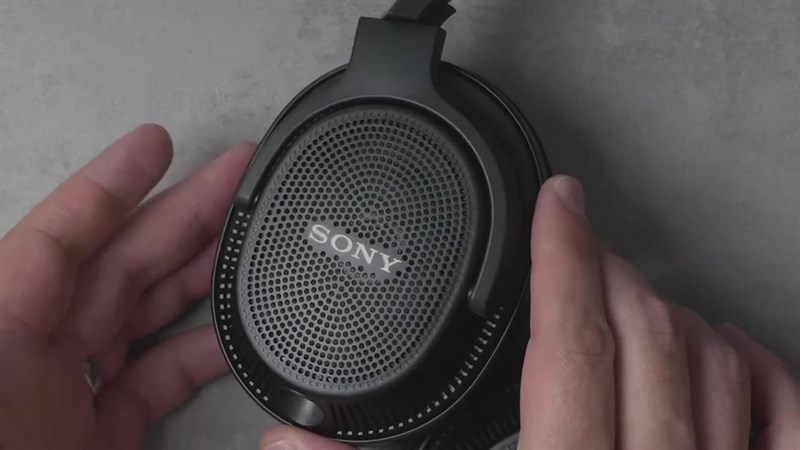 Chất âm của Sony MDR-MV1 được đánh giá tốt với âm trầm được tái tạo sâu, trong và rõ ràng do không bị dội lại nhờ vào thiết kế open-back.