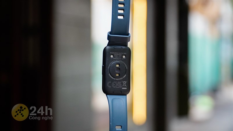 Huawei Band 8 có mặt lưng được làm từ nhựa và có nhiều cảm biến phía bên dưới