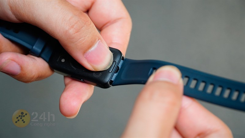 Phần ngàm dạng bấm dễ tháo lắp dây hơn