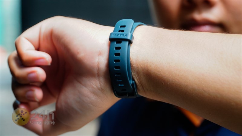 Dây đeo Huawei Band 8 dễ chịu và thoáng khí