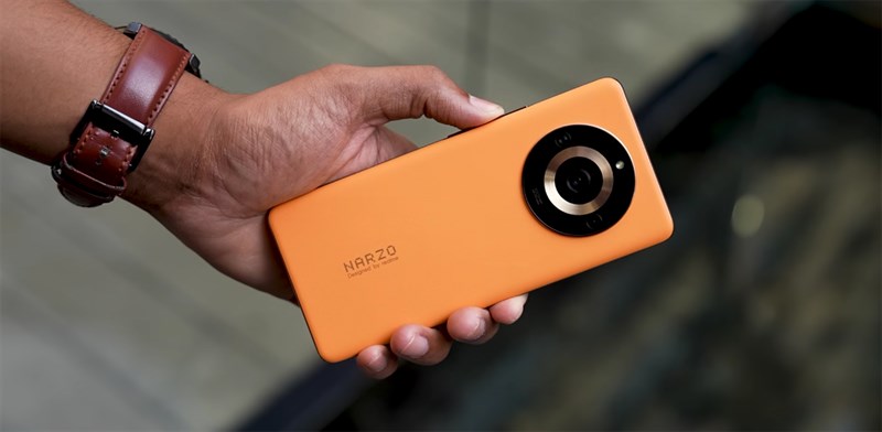 Cảm giác trên tay realme Narzo 60 Pro cực kỳ thoải mái