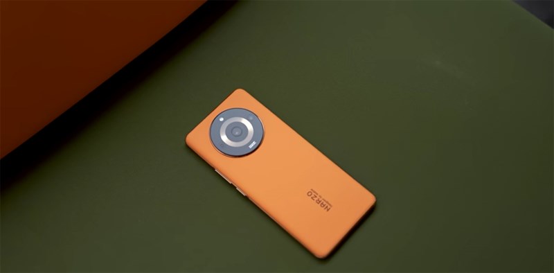 Mặt lưng realme Narzo 60 Pro còn được hoàn thiện từ da thuần chay nên hạn chế tốt tình trạng bám mồ hôi, dấu vân tay