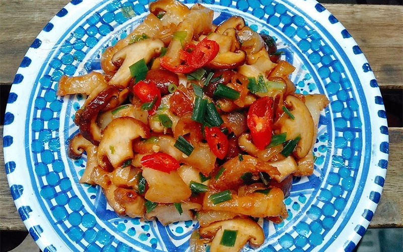 Thưởng thức thịt heo xào nấm đông cô