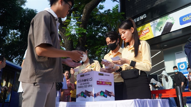 Các phiếu rút thăm lần lượt phát cho khách hàng tới sớm