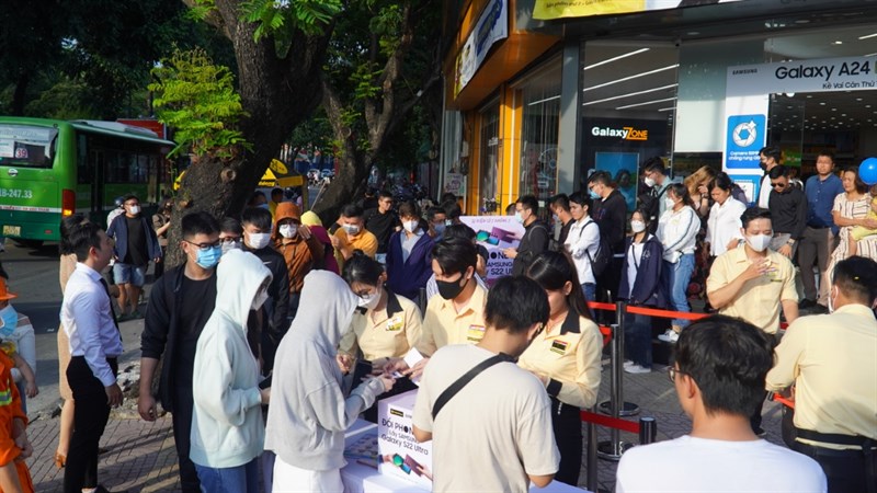 Rất đông khách hàng đã có mặt tại sự kiện