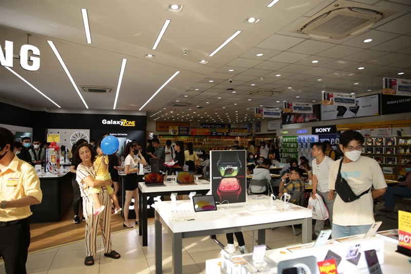 Các nhân viên Thế Giới Di Động đang cố gắng hết sức để giúp khách hàng có trải nghiệm thoải mái