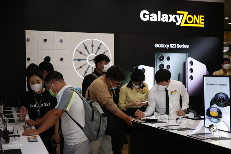 Các nhân viên Thế Giới Di Động đang cố gắng hết sức để giúp khách hàng có trải nghiệm thoải mái