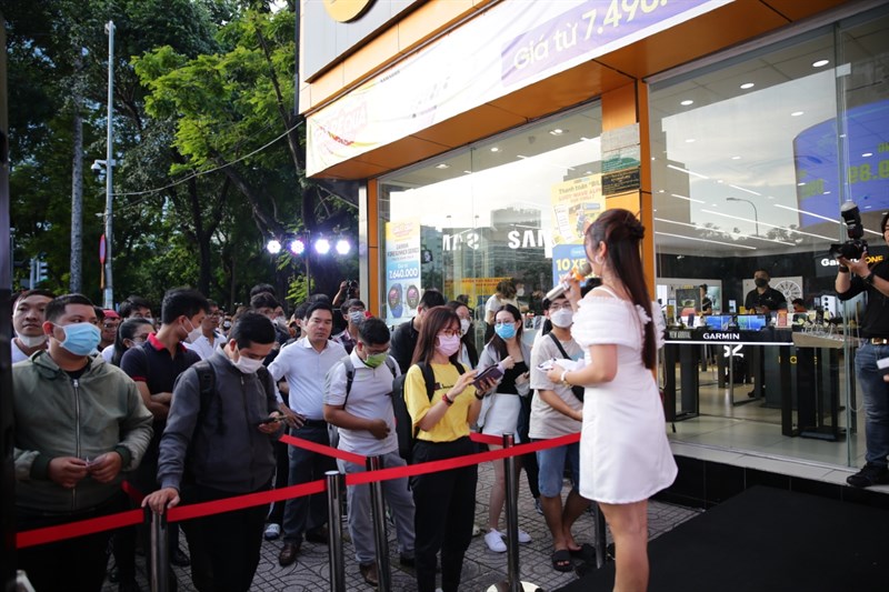 MC của chương trình bắt đầu đọc tên các vị khách hàng may mắn trúng thưởng