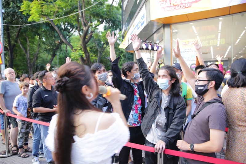 Những vị khách không giấu được sự hồi hộp và phấn khích