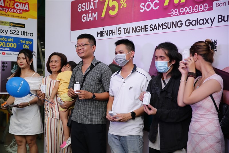 Các khách hàng may mắn không giấu được vẻ vui mừng